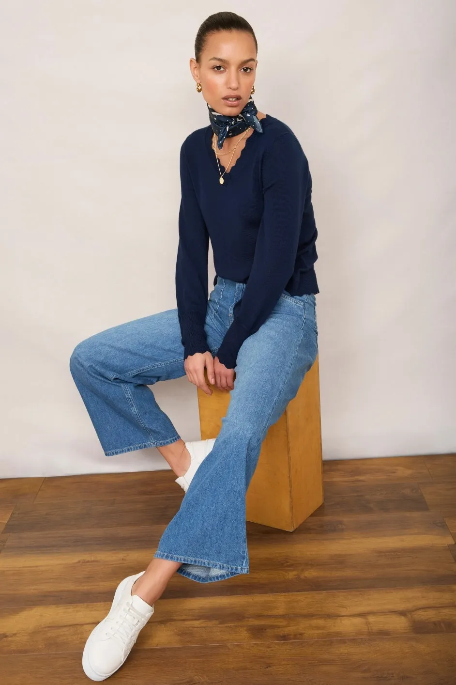 Fleurine Scallop V-Neck Jumper - Midnight