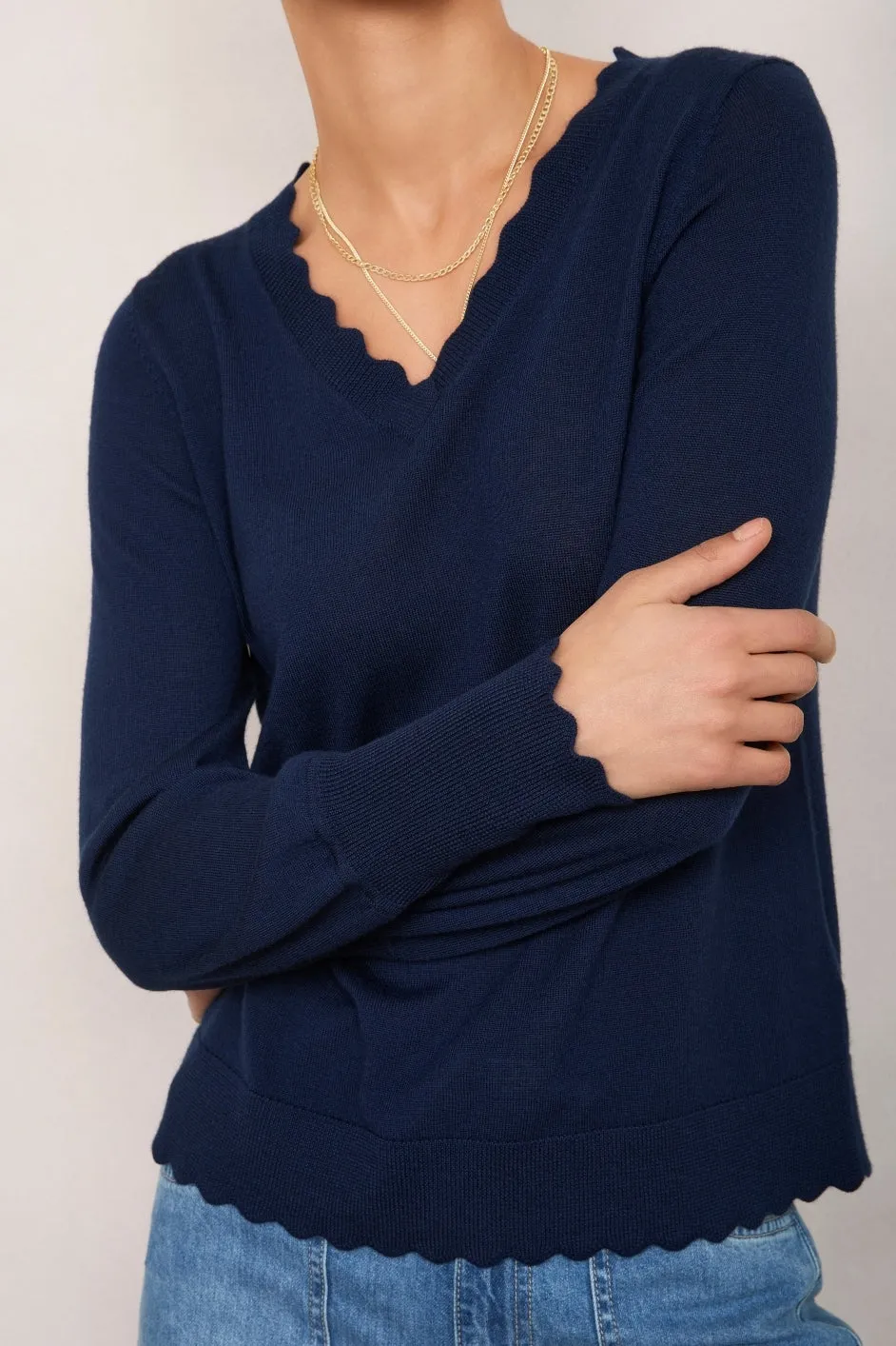 Fleurine Scallop V-Neck Jumper - Midnight