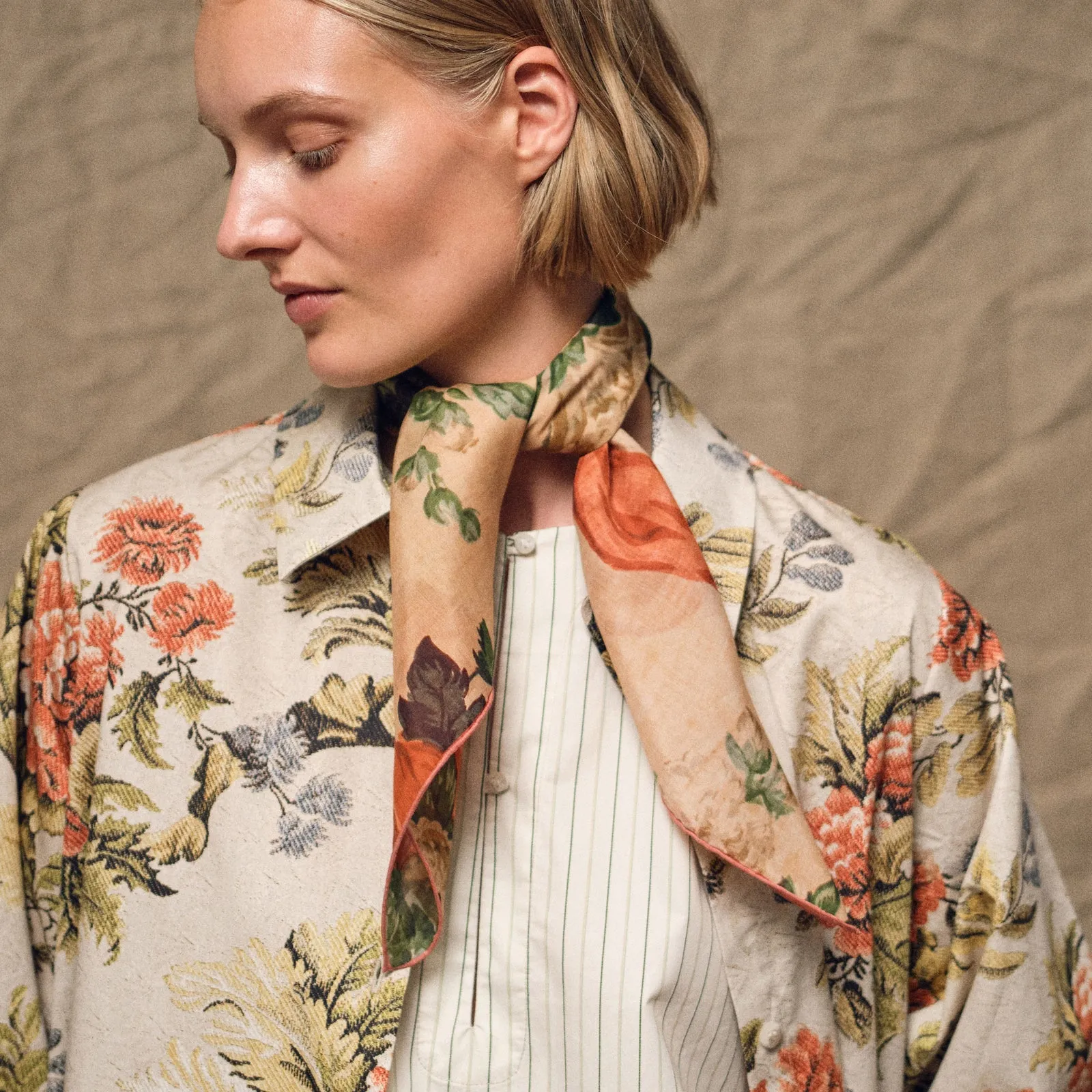 Tapis Noir Light Bouquet Scarf