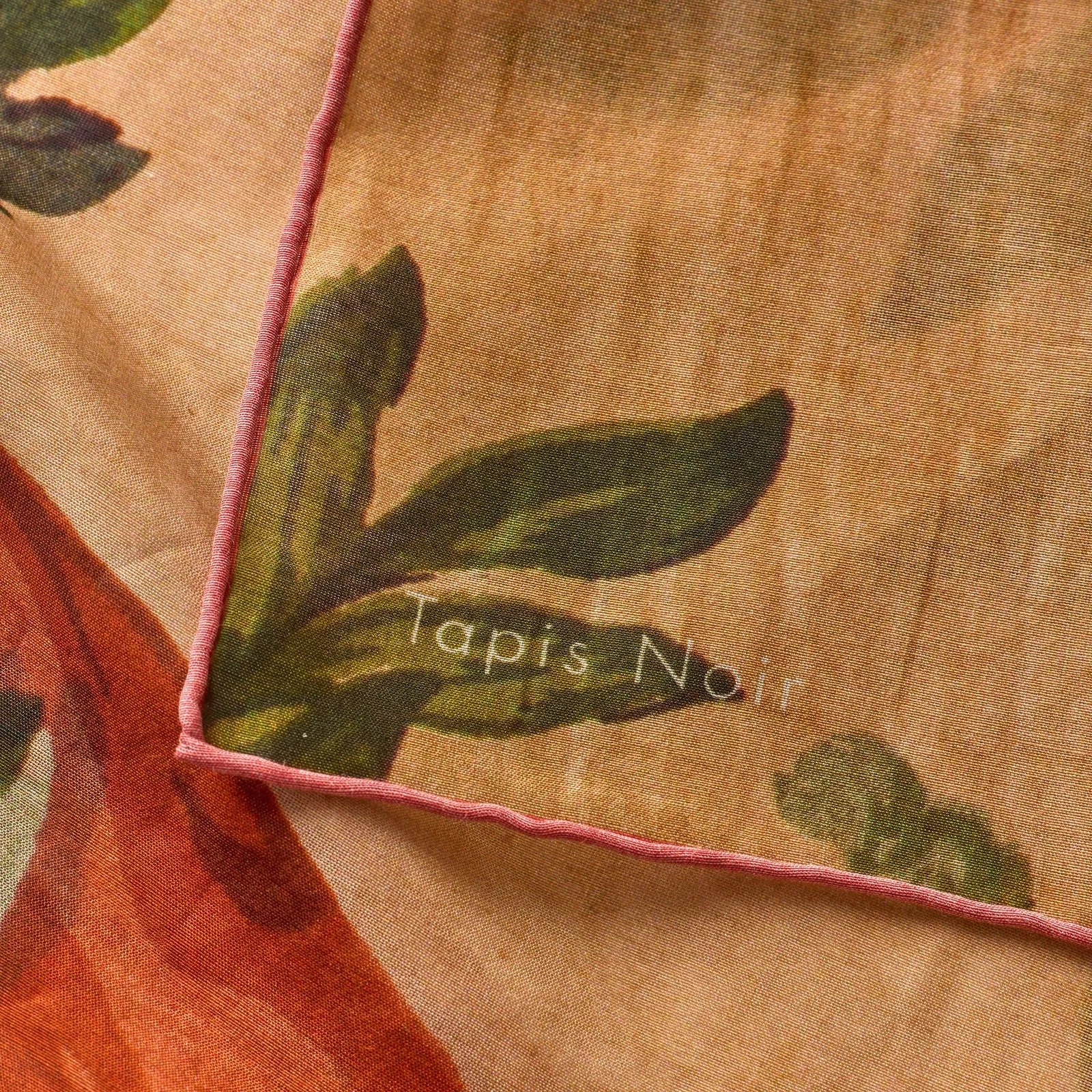 Tapis Noir Light Bouquet Scarf